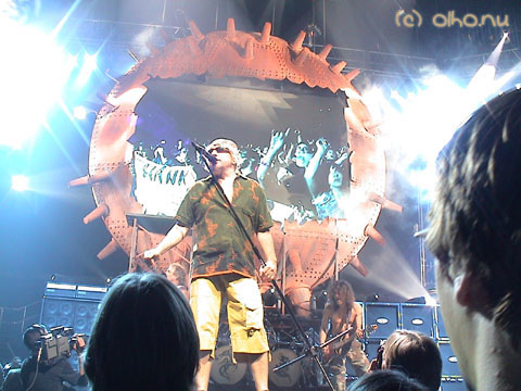 Sammy starts singing Jump - © Olho Nu