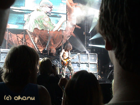 Eddie soloing on Jump - © Olho Nu