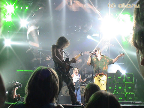 The band jumps on to Runaround - © Olho Nu