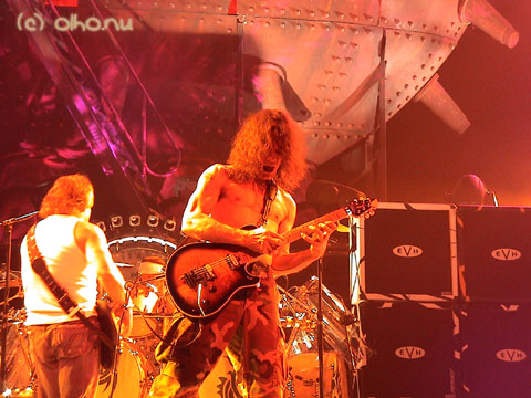 Eddie soloing on Runaround - © Olho Nu