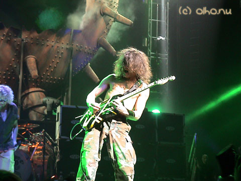 Eddie uses a custom painted Charvel for the solo on Humans Being - © Olho Nu