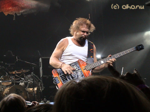 Mike starts his solo with his Jack Daniels custom bass - © Olho Nu