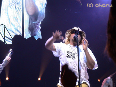 Sammy uses a t-shirt offered by a fan... with some words added - © Olho Nu