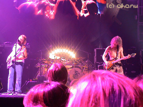 Mike, Alex and Ed right before the drum solo - © Olho Nu