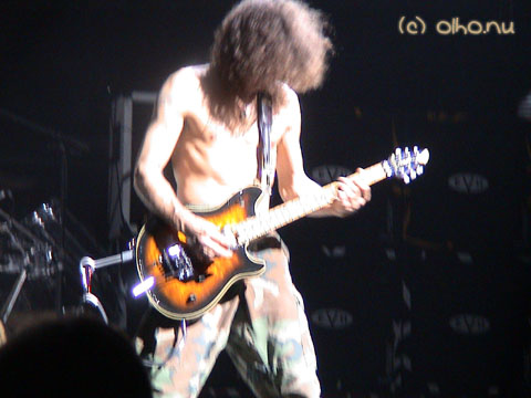 Eddie (and guitar fans) on Top Of The World - © Olho Nu