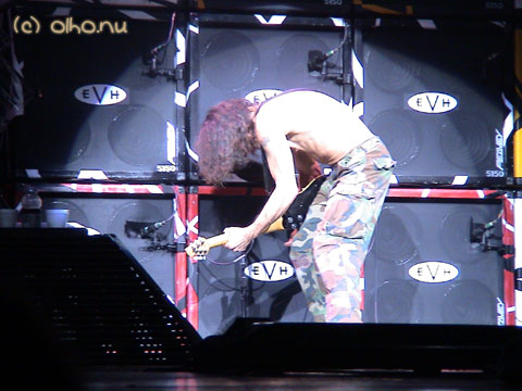 Eddie gets some help from his stack of 5150 amps - © Olho Nu